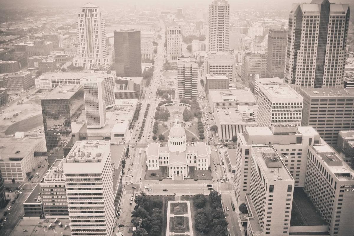 Bovenaanzicht van het stadscentrum van St. Louis met het historische Old Courthouse in een grijsachtige tint.